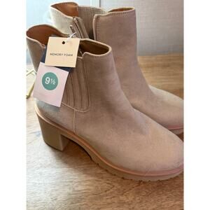 NWT Universal Thread women's boots